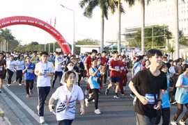 Hàng trăm bạn trẻ từ các nước ASEAN và Nhật Bản cùng tham gia chạy bộ