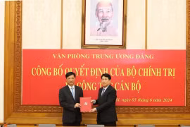 Trao Quyết định phân công ông Nguyễn Duy Ngọc làm Chánh Văn phòng TW Đảng