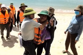 Quảng Bình: Tiếp nhận 4 thuyền viên tàu cá bị chìm ngoài khơi