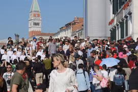 Thành phố nổi tiếng thế giới cấm loa cầm tay và đoàn du khách trên 25 người