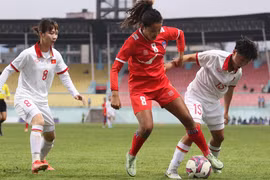 Chủ tịch VFF chúc mừng đội tuyển nữ Việt Nam đã thắng đậm đội nữ Nepal 