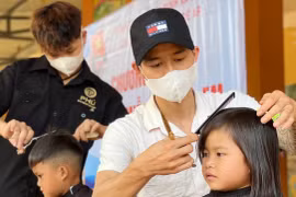 Vào làng cắt tóc miễn phí cho người nghèo