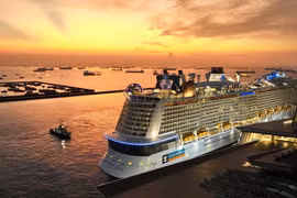 Tàu du lịch lớn nhất châu Á đưa 4.600 khách ghé Nha Trang