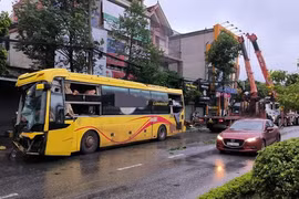 Hàng chục hành khách hoảng loạn sau cú va chạm giữa xe khách và xe tải