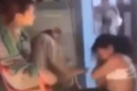 Một nữ sinh bị bạn lột áo, đánh đập rồi quay clip