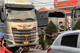 Bình Dương: Va chạm với xe đầu kéo, hai người đi xe máy tử vong thương tâm