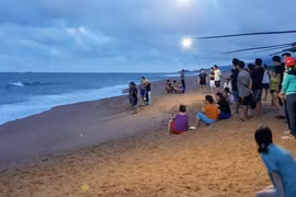 Phú Yên: Sóng lớn cuốn 1 nữ sinh mất tích