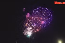 VIDEO: Pháo hoa rực sáng trên bầu trời TP HCM mừng lễ 30-4