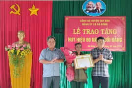 Nhiều đảng viên được trao Huy hiệu Đảng đợt 3-2 