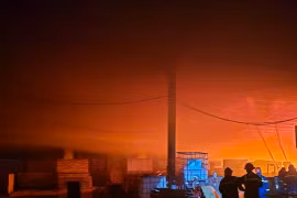 Bình Định: Gần 100 người 'trắng đêm' dập lửa ở công ty gỗ