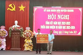 Trưởng ban Tuyên giáo Tỉnh ủy Gia Lai trao 40 triệu đồng mua thẻ BHYT cho học sinh huyện Kbang