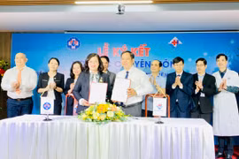 Đại diện Bệnh viện Hùng Vương TP. Hồ Chí Minh và Bệnh viện Hùng Vương Gia Lai ký kết hỗ trợ chuyên môn. Ảnh: Như Nguyện 