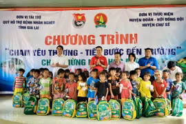 Tặng 169 phần quà đến học sinh nghèo, khó khăn xã Ayun