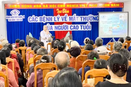 Pleiku: Trên 100 người cao tuổi được khám, tư vấn các bệnh lý về mắt 