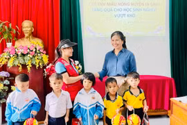 Câu lạc bộ tình nguyện viên máu nóng Ia Grai trao 20 suất quà cho học sinh nghèo vượt khó