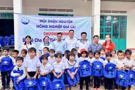 Trao 300 phần quà cho học sinh xã Ia Piơr