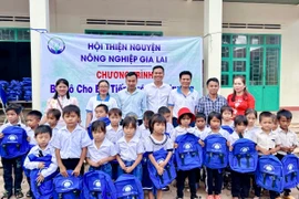 Trao 300 phần quà cho học sinh xã Ia Piơr