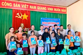 Tặng quà và thẻ BHYT cho học sinh khó khăn ở phường Chi Lăng