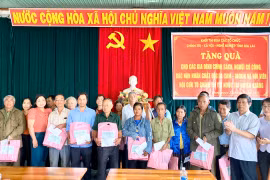 Tặng quà người có công và nạn nhân chất độc da cam huyện Kbang