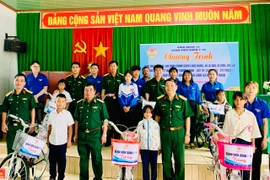 Bệnh viện Quân y 15 tặng quà gia đình chính sách và học sinh nghèo, khó khăn