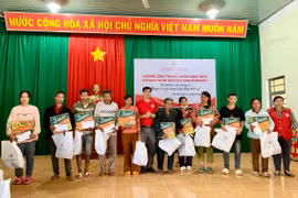 Khám chữa bệnh và tặng quà cho người dân huyện Chư Păh