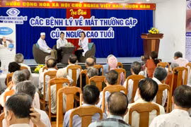 Gần 100 người cao tuổi ở Pleiku sinh hoạt chuyên đề các bệnh lý về mắt