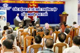 Gần 100 người cao tuổi ở Pleiku sinh hoạt chuyên đề các bệnh lý về mắt