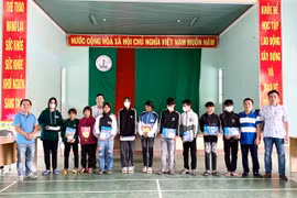 Tặng 79 bộ sách giáo khoa mới cho học sinh nghèo huyện Kông Chro