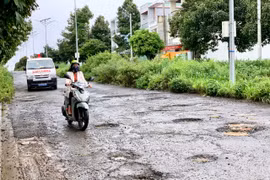 Người dân phản ánh đường đến Bệnh viện Nhi Gia Lai xuống cấp