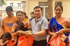 Trung tâm Y tế huyện Chư Sê: Tặng 100 phần quà đến bệnh nhân nghèo, khó khăn