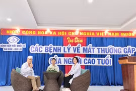 Trên 100 người cao tuổi Pleiku tham gia tọa đàm các bệnh lý về mắt