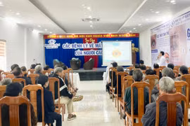 Khám sàng lọc, tư vấn các bệnh lý về mắt cho người cao tuổi Pleiku