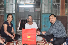 Chủ nhiệm Uỷ ban Kiểm tra Tỉnh ủy thăm, tặng quà gia đình chính sách huyện Chư Păh