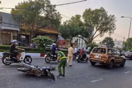 Pleiku: Xe máy tông vào đuôi xe ô tô khiến 1 người bị thương
