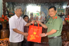 Giám đốc Công an tỉnh thăm, tặng quà Tết gia đình chính sách, người có công tiêu biểu 