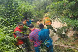 Mang Yang giải cứu 1 người dân mắc kẹt giữa dòng nước lũ đã hơn 1 tuần 