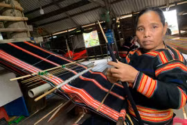 Kpă H’Nhing nặng lòng với nghề dệt thổ cẩm