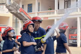 Trải nghiệm chương trình "Chúng em làm lính cứu hỏa"