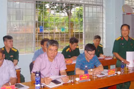 Chỉ huy trưởng Bộ chỉ huy Quân sự tỉnh dự sinh hoạt Chi bộ thôn Cửa Khẩu