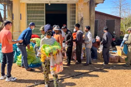 200 suất quà tặng người nghèo, bệnh nhân phong xã Lơ Pang, Đak Ta Ley và Kon Chiêng