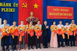 Pleiku công bố các quyết định về công tác cán bộ