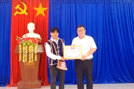 Tỉnh Đoàn Gia Lai trao bằng khen "Người tốt việc tốt" cho anh Đinh Hốt