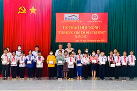 Trao 100 suất học bổng cho học sinh thị xã Ayun Pa