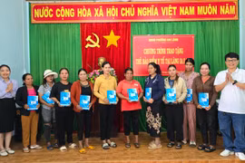 Trao tặng 100 thẻ BHYT cho người dân tộc thiểu số tại làng Ia Lang