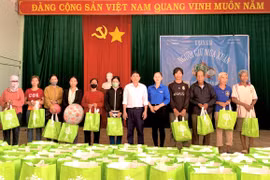 Tặng 100 suất quà Tết cho người dân xã Hà Tây