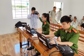 Công an Mang Yang làm thủ tục cấp căn cước công dân cho phạm nhân sắp được đặc xá