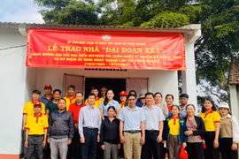 Bàn giao 2 căn nhà “Đại đoàn kết” cho hộ nghèo tại thị trấn Kbang