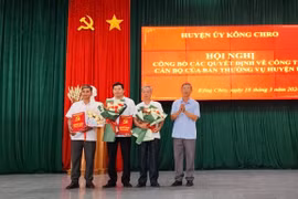 Kông Chro công bố các quyết định về công tác cán bộ