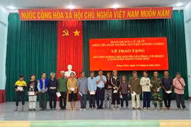 Kông Chro tặng 31 sổ tiết kiệm cho gia đình người có công