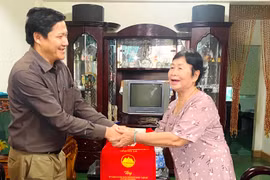 Phó Chủ tịch Thường trực HĐND tỉnh Trương Văn Đạt thăm, tặng quà các thương binh, gia đình chính sách tại thị xã Ayun Pa